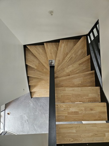 Escalier demi-tournant en acier brut avec marches en hévéa Escalier demi-tournant en acier brut avec marches en hévéa