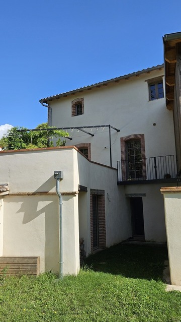 Pergola en acier thermolaqué avec couverture végétalisée Pergola en acier thermolaqué avec couverture végétalisée