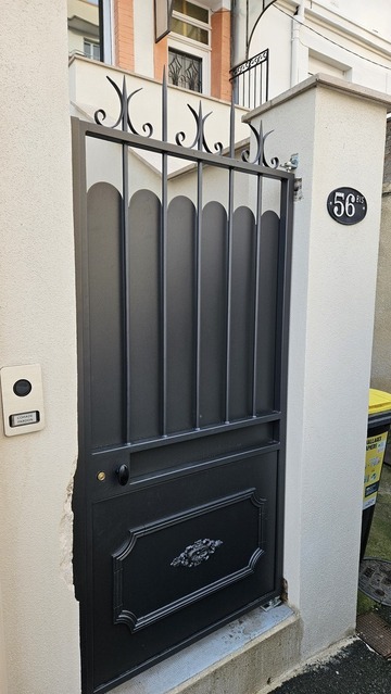 Portillon en ferronnerie avec gâche électrique Portillon en ferronnerie avec gâche électrique