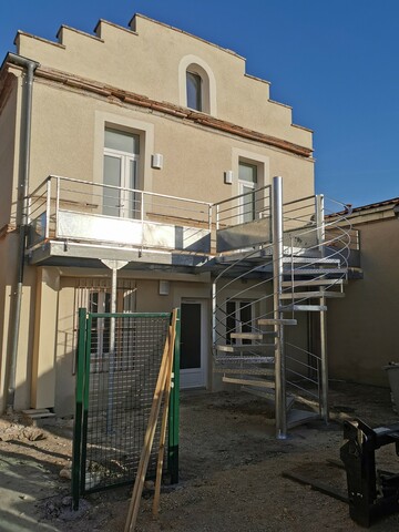 Terrasse avec garde-corps et escalier en acier galvanisé Terrasse avec garde-corps et escalier en acier galvanisé