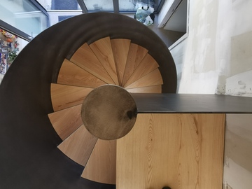 Escalier hélicoïdal acier et bois – Design sur mesure Escalier hélicoïdal acier et bois – Design sur mesure