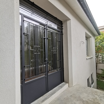 Porte d’entrée avec ferronnerie décorative Porte d’entrée avec ferronnerie décorative