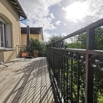 Terrasse 8×3 m avec garde-corps en ferronnerie et plancher bois exotique Terrasse 8×3 m avec garde-corps en ferronnerie et plancher bois exotique