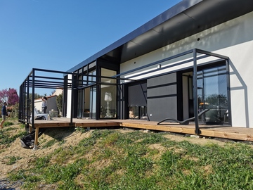 Pergola en acier thermolaqué RAL 9005 avec filins inox Pergola en acier thermolaqué RAL 9005 avec filins inox