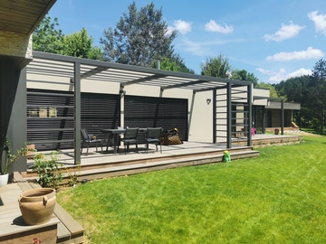 Pergola contemporaine végétalisée Pergola contemporaine végétalisée