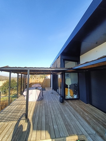 Pergola en acier thermolaqué RAL 9005 avec filins inox